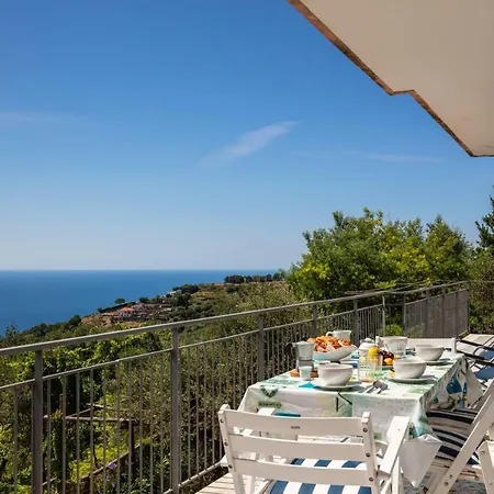 Geca's House - Panoramic Sea View شقة ماسّا لوبْرينسِ